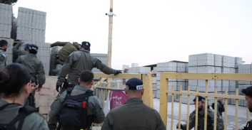 מעצרים במפעל בלוקים בכפר קרע: חשד להלבנת הון עבור ארגון חרירי