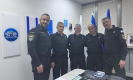 תפילין חדשות לשוטר שהקטנוע והסידור שלו הוצתו על ידי פורעים בבני-ברק