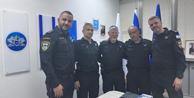 תפילין חדשות לשוטר שהקטנוע והסידור שלו הוצתו על ידי פורעים בבני-ברק