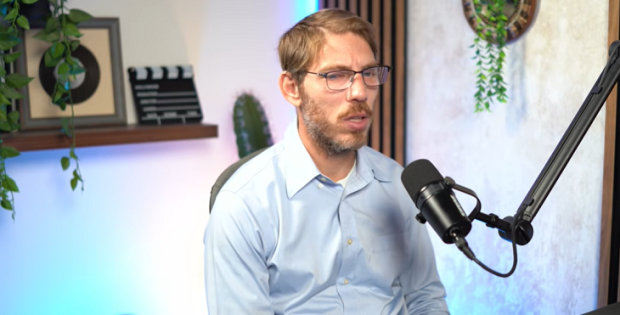 מכתום לגלימה: רותם טובול עם המסע של רן קורס מאסיר לעורך-דין