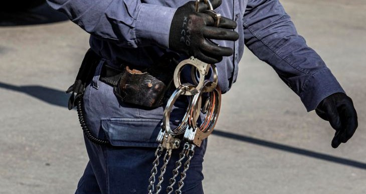 אזיקים התחזות שוטר צילום פלאש 90