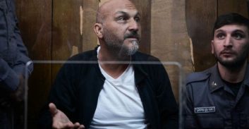 מאמן הכדורגל שדרס מפגינים למען החטופים הורשע בפזיזות ורשלנות