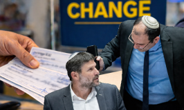 מכה לצ'יינג'ים: ועדת חוקה אישרה הגבלות על ניכיון צ'קים למזומן