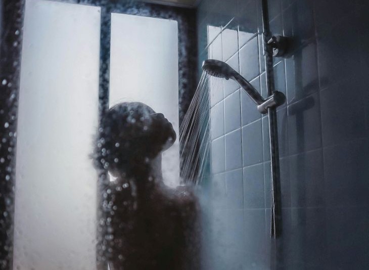 מקלחות צילום עירום אישום 