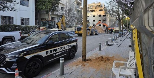 עיריית ת"א-יפו סוללת מחדש כביש שניזוק מפגיעת טיל איראני