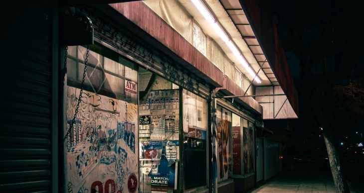 איומים ירק על בעלת חנות 