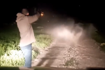 העליון הפחית חמש שנים מעונשו של תושב הפזורה שתועד יורה בנשק