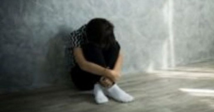 נער פגיעה קטין מעצר בית 