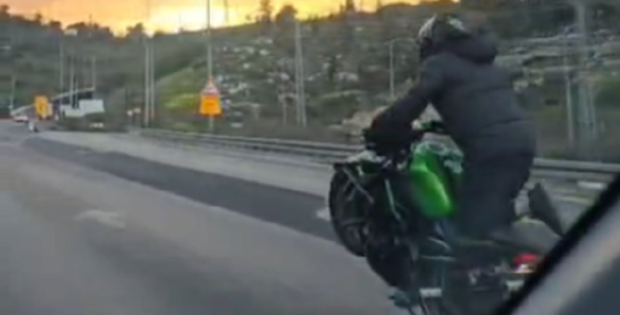 סופו של ה"ווילי": האישומים נגד רוכב אופנוע על הרמת-גלגל ואצבע משולשת