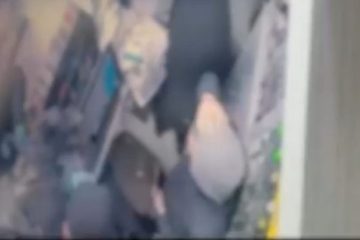 אישום: איימו על המוכר ושדדו ממינימרקט בחולון סיגריות בעשרות אלפי שקלים