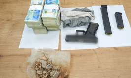 אקדח ו-400 אלף שקל במזומן נתפסו בדירה ברמלה