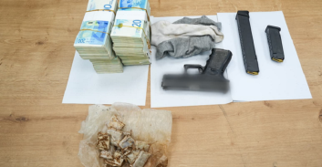 אקדח ו-400 אלף שקל במזומן נתפסו בדירה ברמלה