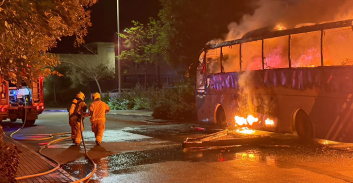 שני אוטובוסים של חברת הסעות עלו באש סמוך לחצור הגלילית