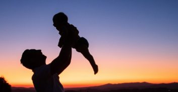 השופטת קבעה: האב ימשיך לראות את בנו התינוק גם בזמן מלחמה