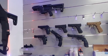 מתחת לאף: עבריין נשק הפעיל בחנות "תעשייה שלמה של כלי ירייה"