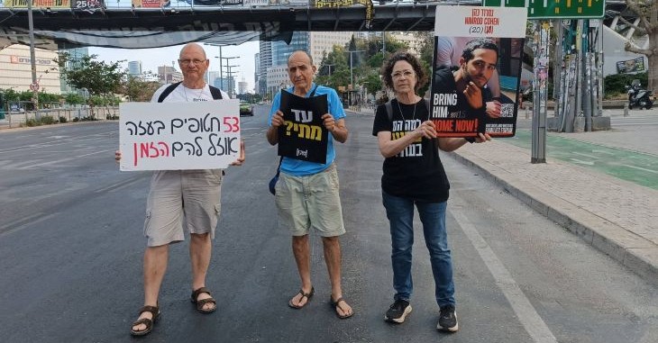 השכל (משמאל) ופלדמן בזמן ההפגנה