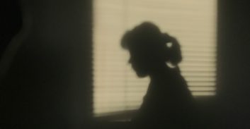 שוחרר למעצר בית מורה להיסטוריה המואשם במעשים מגונים בתלמידה בת 15