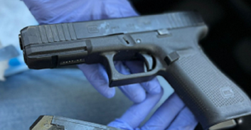 אישום: מכר אקדח גלוק לסוכן הסמוי "בנדיט" תמורת 33 אלף שקל