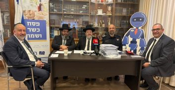 טקס מכירת החמץ במועצה הדתית בבת ים לעו"ד ראיס אבו סייף