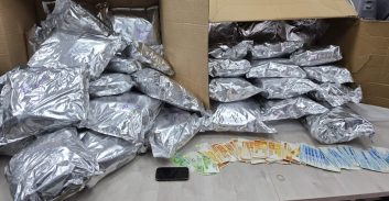 פתח תקווה: בן 22 נעצר בחשד להחזקת 55 ק"ג קנאביס בדירה