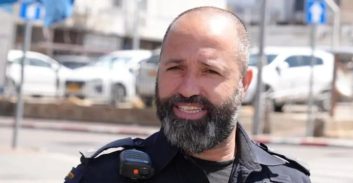 נתניה: נהג צעיר נאשם בהמתה בקלות דעת של שוטר תנועה
