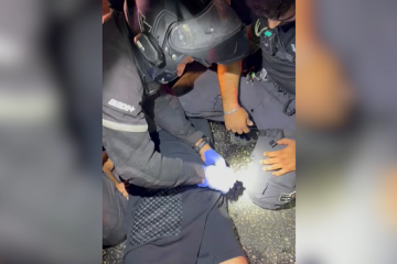 יפו: שוטרים בדקו קטינים שרכבו על קטנוע ותפסו ברשותם אקדח