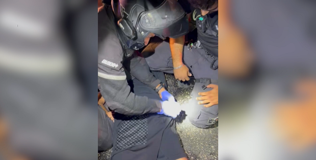 יפו: שוטרים בדקו קטינים שרכבו על קטנוע ותפסו ברשותם אקדח