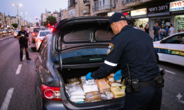 חשד: צעיר מהגלבוע ניסה להימלט ותקף שוטרים אחרי שמצאו סמים ברכבו