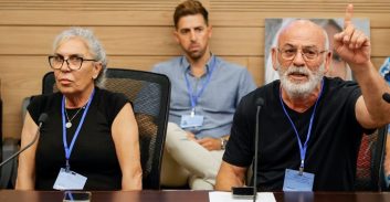 יעקב מלכה לנציגי המשטרה בדיון בכנסת: "ידיכם מגואלות בדם הבת שלי"