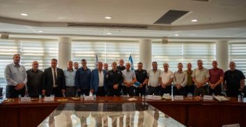 חיבוקים חמים במפגש מפכ"ל המשטרה עם ראשי רשויות ערבים ודרוזים