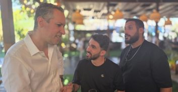העליון אישר לזמר מושיקו מור הנאשם באונס לחזור להופעות