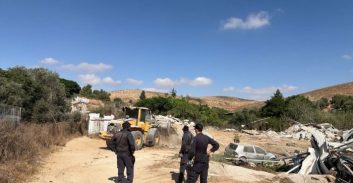 מפקחי רשות מקרקעי ישראל הרסו 25 מבנים של משפחת אל-אסד בנגב