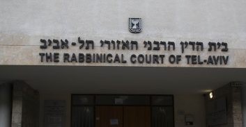 ויתר לאשתו-בנפרד על מחצית מהדירה, אבל אז היא נפטרה והמאבק החל