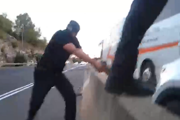 תיעוד: מעצר נהג חמוש ברובה M16 שניסה לחמוק מהמשטרה וניגח ניידת