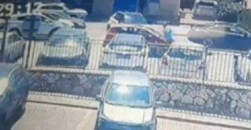 תיעוד: עורך-דין שבר עם פטיש את שמשות הרכב בו נהגה בת-זוגו