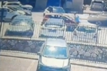 תיעוד: עורך-דין שבר עם פטיש את שמשות הרכב בו נהגה בת-זוגו