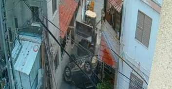 חשד: יתכן שאדם אחר נהג במחפר והפך כלי רכב ברחובות סכנין