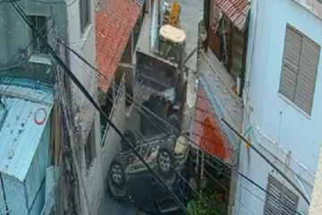 סכנין: נאשם שפגע עם טרקטור בשישה כלי רכב והביא לקריסת מרפסת