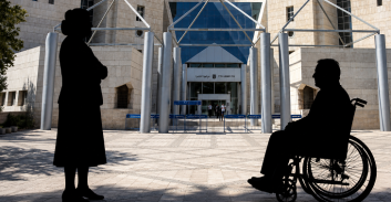 המאבק על קומת-הקרקע: הבעל הסיעודי ביקש לחזור הביתה, האישה סירבה להתפנות