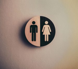 גבר התחזה לאשה התחזתה לגבר Tim Mossholder on Unsplash