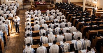 הנתבע ביקש לפסול את הטוען-הרבני כי הוא נוהג להתפלל עם הדיין