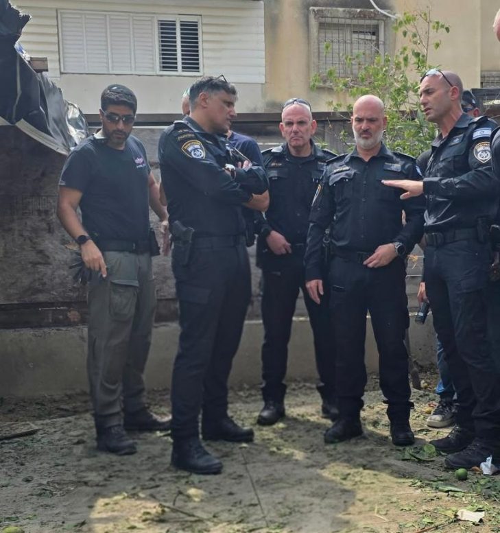 נער נפצע ממטען שהושלך לחצר בית של עבריין מוכר מאוד בחולון
