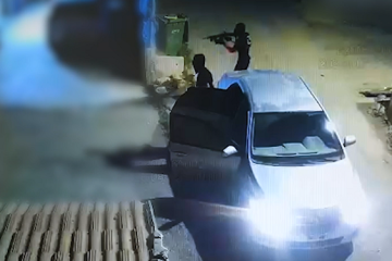 אישום: ירי על בית ומרדף שהסתיים בקרב-יריות עם שוטרים שלקו בחרדה