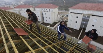 חצי מהנכסים, לא חצי מהחובות: נדחתה תביעה נגד אשת איש-עסקים
