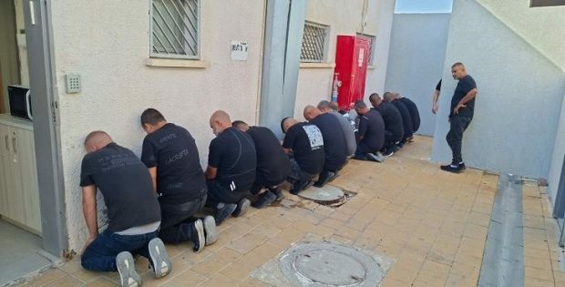 סוף-שבוע אחד בנגב: 22 חשודים, חשיפת אמצעי לחימה וכ-100 משליכי אבנים