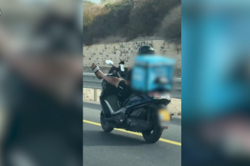 צפו: רוכב קטנוע בכביש 4 עם רגליים על הכידון
