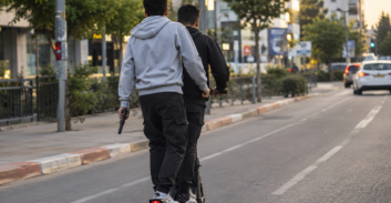  אישום: רכבו על קורקינט בתל אביב כשהם מנופפים באקדח טעון