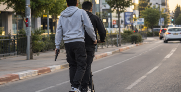  אישום: רכבו על קורקינט בתל אביב כשהם מנופפים באקדח טעון