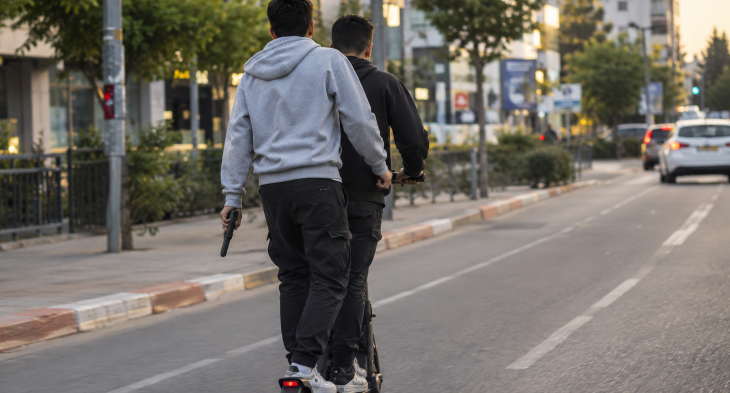 שניים על קורקינט אקדח ללא קסדה AI חיצונית