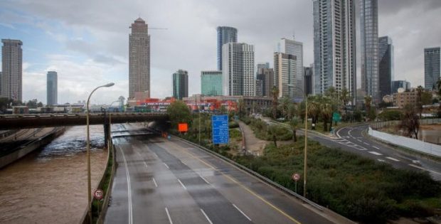 למרות התנגדות המשרד להגנת הסביבה: מי שטפונות מזוהמים ינוקזו לים בתל-אביב